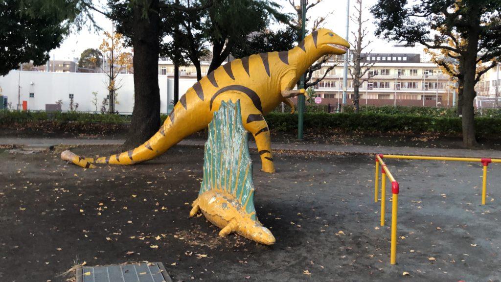 Dinosaur statues in park.